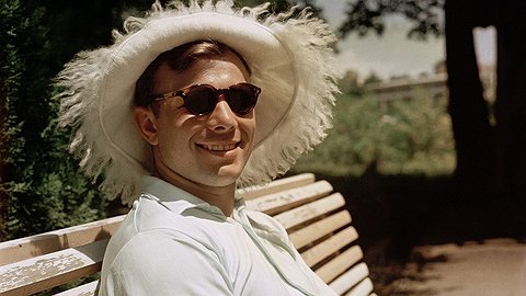 ОН СИДЕЛ И ХОХОТАЛ